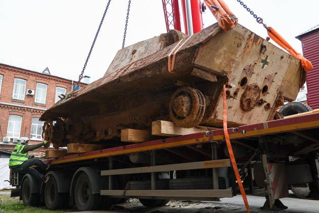 RUSSIA, KAZAN - OCTOBER 2, 2026: A crane lifts a WWII-era Panzerkampfwagen V Panther tank discovered in the course of construction works and excavated from the courtyard of Kazan National Research Technological University. The tank served as a detonation pit for testing explosive substances and pyrotechnic compounds in post-war years. Yegor Aleyev TASS  98658480