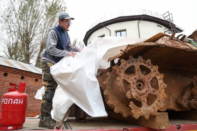 RUSSIA, KAZAN - OCTOBER 2, 2026: A man veils a WWII-era Panzerkampfwagen V Panther tank discovered in the course of construction works and excavated from the courtyard of Kazan National Research Technological University. The tank served as a detonation pit for testing explosive substances and pyrotechnic compounds in post-war years. Yegor Aleyev TASS  98658490