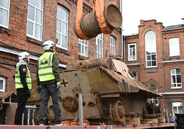Russia WWII German Tank Discovery 9255960 02.10.2026 A German Panzerkampfwagen V Panther tank from World War II, found underground during construction work at Kazan National Research Technological University, is loaded onto a platform for transport to a restoration facility before being transferred to a museum in Kazan, Republic of Tatarstan, Russia. The tank was previously used as a laboratory for testing explosives. Maksim Bogodvid Sputnik Kazan Republic of Tatarstan Russia  Copyright: xMaksimxBogodvidx