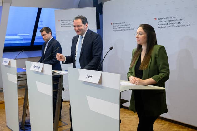 photonews.at - Wien, 02.10.2026. Die Bundesregierung stellt den Begutachtungsentwurf für das neue Wasserentnahmeregister vor. Das Register soll die Daten über relevante Wasserentnahmen verbessern und damit die langfristige Planung und Sicherung der Wasserversorgung unterstützen. PHOTO: Umweltsprecher von NEOS Michael Bernhard, Landwirtschaftsminister Norbert Totschnig (ÖVP) und Umweltsprecherin der SPÖ Julia Herr Presentation of the draft regulation for Austria’s new water abstraction register, aimed at improving data on significant water withdrawals and supporting long-term water management. Wasserversorgung, Wasserwirtschaft, Grundwasser, Oberflächenwasser, Wasserknappheit, Dürre, Klimawandel Wasserressourcen, Nachhaltigkeit, Wasserbü