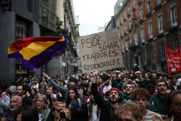 Protests Outside Congress Ahead of the Vote on Housing Decrees Dozens of people march in a protest toward the Congress of Deputies on October 2, 2026, in Madrid, Spain. The Madrid Tenants’ Union has organized a protest outside the Congress of Deputies to demand a vote in favor of the two housing decrees proposed by the government this week. OCTOBER 2, 2026 Alejandro Martínez Vé Madrid, Madrid, Spain  Copyright: xAlejandroxMartinezxVÃ lezx 7814592