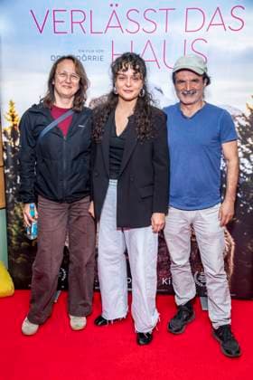 ABB s Josefine Jikeli, Via Jikeli, and Metin Erd on the red carpet at the special screening of the feature film *Frau Winkler Leaves the House* at the Cinema Parisl in Berlin on October 1, 2026, Berlin, Germany