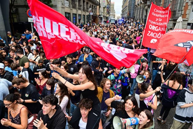 October 2, 2026, Madrid, Madrid, SPAIN: Tenants and housing activists gather outside the Congress of Deputies in Madrid during a demonstration called by the Sindicato de Inquilinas e Inquilinos de Madrid. The protest takes place on the Spanish Parliament votes on two Royal Decree-Laws on housing: one concerning measures to protect the social function of housing and increase affordable housing supply, and another aimed at strengthening the stability of habitual rental contracts. The demonstration was organized to pressure lawmakers during the vote. Junts had announced its opposition to the measures, while PP and Vox were also expected to vote against them. Madrid SPAIN  - ZUMAz108 20261002_znp_z108_002 Copyright: xRichardxZubelzux