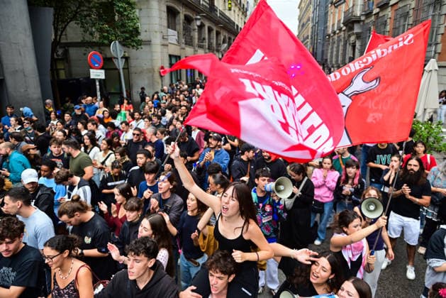 October 2, 2026, Madrid, Madrid, SPAIN: Tenants and housing activists gather outside the Congress of Deputies in Madrid during a demonstration called by the Sindicato de Inquilinas e Inquilinos de Madrid. The protest takes place on the Spanish Parliament votes on two Royal Decree-Laws on housing: one concerning measures to protect the social function of housing and increase affordable housing supply, and another aimed at strengthening the stability of habitual rental contracts. The demonstration was organized to pressure lawmakers during the vote. Junts had announced its opposition to the measures, while PP and Vox were also expected to vote against them. Madrid SPAIN  - ZUMAz108 20261002_znp_z108_003 Copyright: xRichardxZubelzux