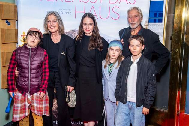 ABB FRAUWINKLER Nelle Winkler, Angela Winkler, Stella Denis Winkler, Pelle Bo Winkler, Wigand Witting, and Matti Winler on the red carpet at the special screening of the feature film *Frau Winkler verlässt das Haus* at the Cinema Parisl in Berlin on October 1, 2026, Berlin, Germany