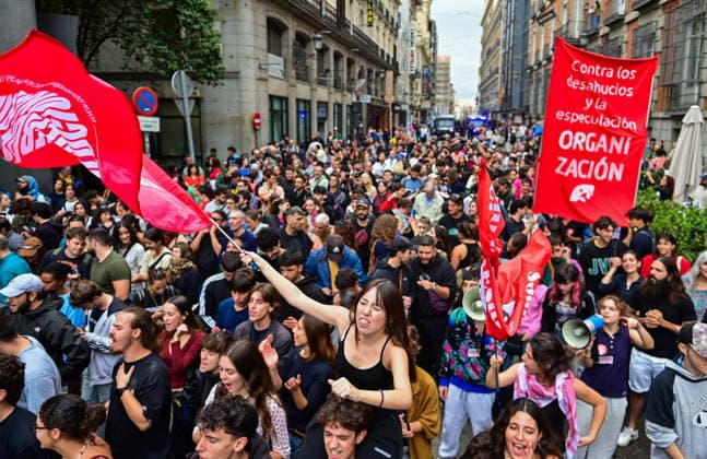 October 2, 2026, Madrid, Madrid, SPAIN: Tenants and housing activists gather outside the Congress of Deputies in Madrid during a demonstration called by the Sindicato de Inquilinas e Inquilinos de Madrid. The protest takes place on the Spanish Parliament votes on two Royal Decree-Laws on housing: one concerning measures to protect the social function of housing and increase affordable housing supply, and another aimed at strengthening the stability of habitual rental contracts. The demonstration was organized to pressure lawmakers during the vote. Junts had announced its opposition to the measures, while PP and Vox were also expected to vote against them. Madrid SPAIN  - ZUMAz108 20261002_znp_z108_005 Copyright: xRichardxZubelzux