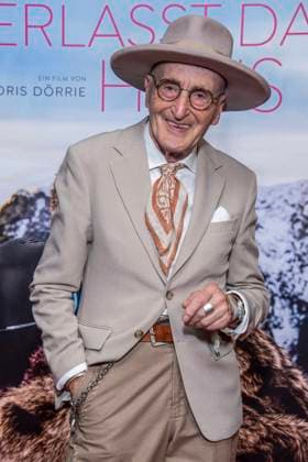 ABB FRAUWINKLER s Guenther Krabbenhoeft on the red carpet at the special screening of the feature film *Frau Winkler* as he leaves the Cinema Parisl in Berlin on October 1, 2026, Berlin, Germany