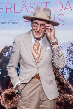 ABB FRAUWINKLER s Guenther Krabbenhoeft on the red carpet at the special screening of the feature film *Frau Winkler Verlässt das Haus* at the Cinema Paris in Berlin on October 1, 2026, Berlin, Germany