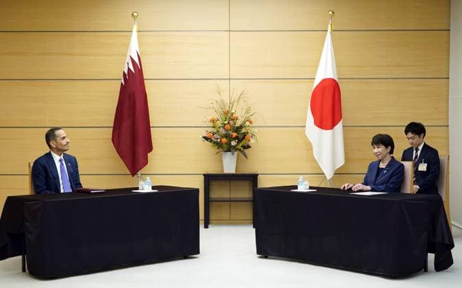 News Bilder des Tages Japan-Qatar summit Japanese Prime Minister Sanae Takaichi (R) holds talks with her Qatari counterpart Sheikh Mohammed bin Abdulrahman Al-Thani at the premier s office in Tokyo on Oct. 2, 2026.  A14AA0005629739P