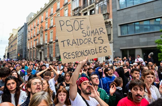 October 2, 2026, Madrid, Madrid, SPAIN: Tenants and housing activists gather outside the Congress of Deputies in Madrid during a demonstration called by the Sindicato de Inquilinas e Inquilinos de Madrid. The protest takes place on the Spanish Parliament votes on two Royal Decree-Laws on housing: one concerning measures to protect the social function of housing and increase affordable housing supply, and another aimed at strengthening the stability of habitual rental contracts. The demonstration was organized to pressure lawmakers during the vote. Junts had announced its opposition to the measures, while PP and Vox were also expected to vote against them. Madrid SPAIN - ZUMAz108 20261002_znp_z108_013 Copyright: xRichardxZubelzux