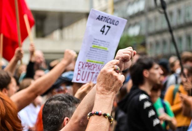 October 2, 2026, Madrid, Madrid, SPAIN: Tenants and housing activists gather outside the Congress of Deputies in Madrid during a demonstration called by the Sindicato de Inquilinas e Inquilinos de Madrid. The protest takes place on the Spanish Parliament votes on two Royal Decree-Laws on housing: one concerning measures to protect the social function of housing and increase affordable housing supply, and another aimed at strengthening the stability of habitual rental contracts. The demonstration was organized to pressure lawmakers during the vote. Junts had announced its opposition to the measures, while PP and Vox were also expected to vote against them. Madrid SPAIN  - ZUMAz108 20261002_znp_z108_017 Copyright: xRichardxZubelzux