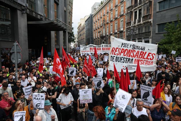 Protests Outside Congress Ahead of the Vote on Housing Decrees Dozens of people are protesting outside the Congress of Deputies on October 2, 2026, in Madrid, Spain. The Madrid Tenants’ Union has called for a protest outside the Congress of Deputies to demand a vote in favor of the two housing decrees proposed by the government this week. OCTOBER 2, 2026 Alejandro Martínez Vé Madrid, Madrid, Spain  Copyright: xAlejandroxMartinezxVÃ lezx 7814712