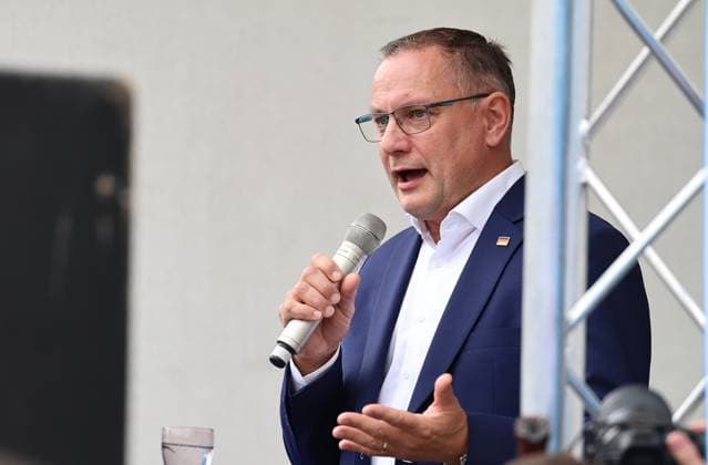 Enjoying a Bratwurst with Haseloff and Chrupalla, October 1, 2026, Doellstaedt, AfD event at Kiesling Roofing; enjoying a bratwurst with state parliament member Daniel Haseloff (AfD) and AfD national spokesperson Tino Chrupalla; pictured: Tino Chrupalla giving a speech on stage