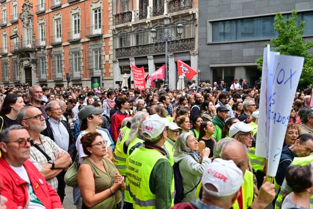 October 2, 2026, Madrid, Madrid, SPAIN: Tenants and housing activists gather outside the Congress of Deputies in Madrid during a demonstration called by the Sindicato de Inquilinas e Inquilinos de Madrid. The protest takes place on the Spanish Parliament votes on two Royal Decree-Laws on housing: one concerning measures to protect the social function of housing and increase affordable housing supply, and another aimed at strengthening the stability of habitual rental contracts. The demonstration was organized to pressure lawmakers during the vote. Junts had announced its opposition to the measures, while PP and Vox were also expected to vote against them. Madrid SPAIN - ZUMAz108 20261002_znp_z108_015 Copyright: xRichardxZubelzux