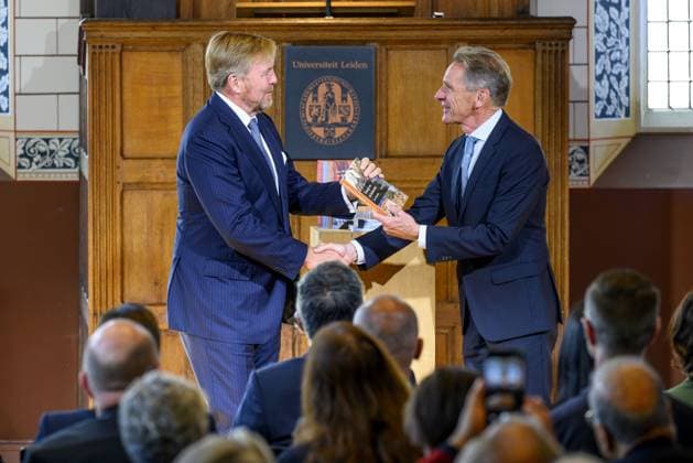 Leiden, The Netherlands, 2026-10-02 11:59:30 LEIDEN, 02-10-2026, Leiden University. King Willem Alexander receives the results of the independent research into the role of the House of Orange-Nassau in the colonial history of the Netherlands in the Academy Building of Leiden University. Principal investigator Prof. Dr. Gert Oostindie presents the King with the five books on which approximately sixty researchers have worked over the past few years, including the comprehensive popular book *Oranje en de KoloniÃ«n, 1600-2025. De kolonie geschiedenis van het Huis Oranje-Nassau*. PHOTO: NLBeeld Patrick van Emst Credit: NL Beeld Patrick van Emst  Copyright: xx x