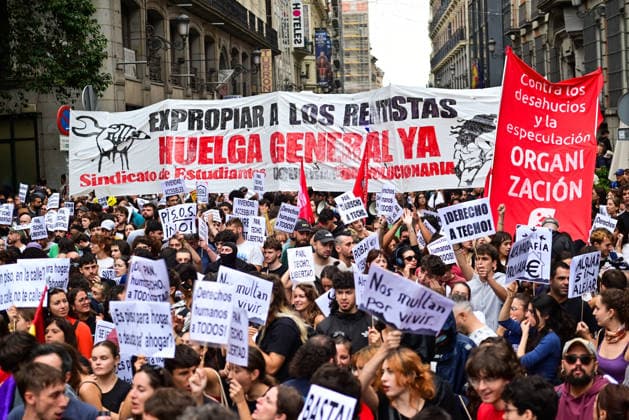 October 2, 2026, Madrid, Madrid, SPAIN: Tenants and housing activists gather outside the Congress of Deputies in Madrid during a demonstration called by the Sindicato de Inquilinas e Inquilinos de Madrid. The protest takes place on the Spanish Parliament votes on two Royal Decree-Laws on housing: one concerning measures to protect the social function of housing and increase affordable housing supply, and another aimed at strengthening the stability of habitual rental contracts. The demonstration was organized to pressure lawmakers during the vote. Junts had announced its opposition to the measures, while PP and Vox were also expected to vote against them. Madrid SPAIN  - ZUMAz108 20261002_znp_z108_026 Copyright: xRichardxZubelzux