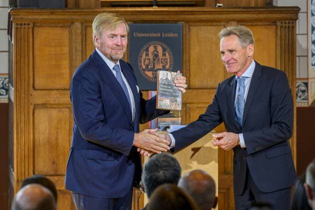 Leiden, The Netherlands, 2026-10-02 11:59:32 LEIDEN, 02-10-2026, Leiden University. King Willem Alexander receives the results of the independent research into the role of the House of Orange-Nassau in the colonial history of the Netherlands in the Academy Building of Leiden University. Principal investigator Prof. Dr. Gert Oostindie presents the King with the five books on which approximately sixty researchers have worked over the past few years, including the comprehensive popular book *Oranje en de KoloniÃ«n, 1600-2025. De kolonie geschiedenis van het Huis Oranje-Nassau*. PHOTO: NLBeeld Patrick van Emst Credit: NL Beeld Patrick van Emst  Copyright: xx x