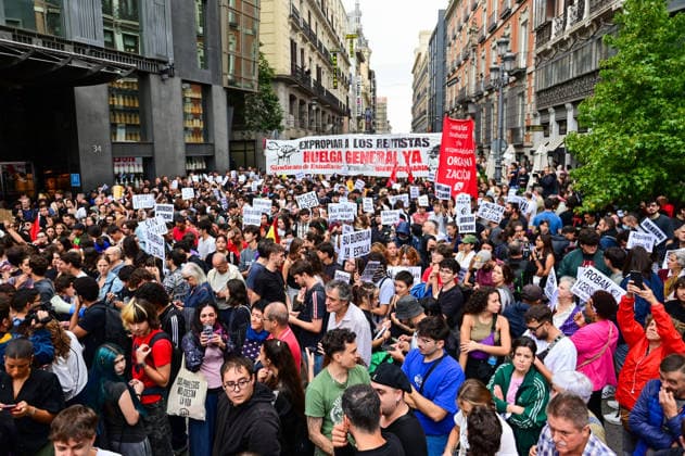 October 2, 2026, Madrid, Madrid, SPAIN: Tenants and housing activists gather outside the Congress of Deputies in Madrid during a demonstration called by the Sindicato de Inquilinas e Inquilinos de Madrid. The protest takes place on the Spanish Parliament votes on two Royal Decree-Laws on housing: one concerning measures to protect the social function of housing and increase affordable housing supply, and another aimed at strengthening the stability of habitual rental contracts. The demonstration was organized to pressure lawmakers during the vote. Junts had announced its opposition to the measures, while PP and Vox were also expected to vote against them. Madrid SPAIN - ZUMAz108 20261002_znp_z108_024 Copyright: xRichardxZubelzux