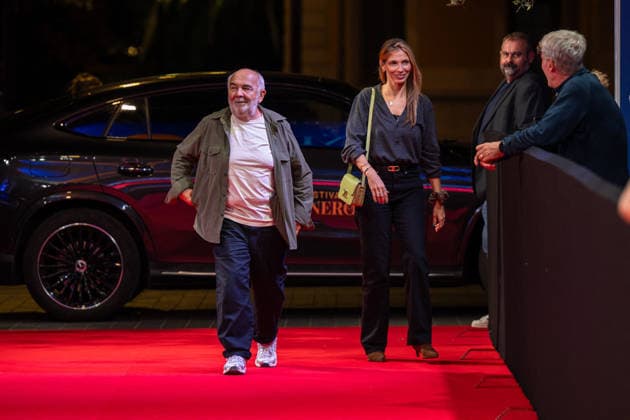 8th Cineroman Festival - Day 4 - Red Carpet Gerard Jugnot and wife Patricia Campi attend the red carpet at the Cineroman festival, dedicated exclusively to films adapted from literary work, in Negresco Beach in Nice, France, on October 1, 2026. Photo by Laurent Coust ABACAPRESS.COM Nice Provence-Alpes-Cote d Azur France  Copyright: xCoustxLaurent ABACAx