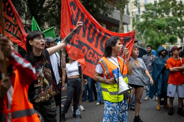 Renters Union Rally Outside Junts Headquarters in Barcelona Protesters during a rally outside Junts headquarters on October 2, 2026, in Barcelona, Catalonia, Spain. The rally was organized by the Tenants’ Union to put pressure on the Catalan political party during the vote on the two housing decrees proposed by the government, which were being voted on at that very moment in the Congress of Deputies. OCTOBER 2, 2026 Lorena Sopê Spain  Copyright: xLorenaxSopÃªnax 7814877