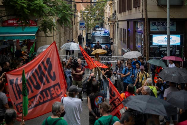 Renters Union Rally Outside Junts Headquarters in Barcelona Protesters during a rally outside Junts headquarters on October 2, 2026, in Barcelona, Catalonia, Spain. The rally was organized by the Tenants’ Union to put pressure on the Catalan political party during the vote on the two housing decrees proposed by the government, which were being voted on at that very moment in the Congress of Deputies. OCTOBER 2, 2026 Lorena Sopê Spain  Copyright: xLorenaxSopÃªnax 7814878