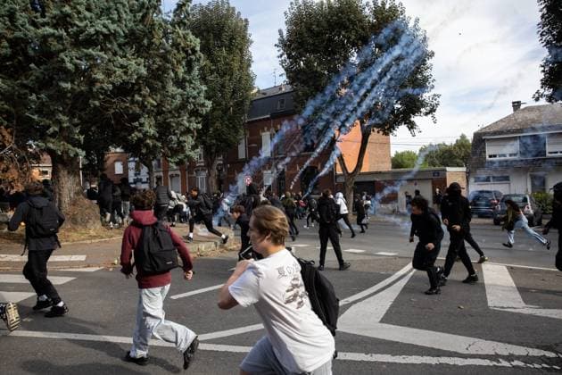 VALENCIENNES HIGH SCHOOL STUDENT PROTEST FRIDAY MORNING PHOTOPQR VOIX DU NORD PIERRE ROUANET 10 02 2026 VALENCIENNES, October 2, 2026 Third day of high school student protests in the Valenciennes area; this Friday morning, high schools were blocked, anger among high school students. The students gathered in downtown Valenciennes, between the École de l’Escaut and the École du Hainaut. There were scuffles, some slogans and signs, a few bottles and stones thrown, and acts of vandalism, along with police charges and clashes near the Vauban Polyclinic. PHOTO: PIERRE ROUANET, LA VOIX DU NORD. France: Fires have broken out at several schools in France as students protest by blocking educational institutions nationwide over school funding and lea Copyright: xPHOTOPQR VOIXxDUxNORD MAXPPPxPIERRExROUANETx 20261002VDN1161 20261002VDN1161