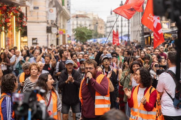 October 2, 2026, Madrid, Madrid, SPAIN: Thousands of people from Madrid gather in front of the Congress of Deputies while the decrees on the protection of the right to housing and against real estate speculation are debated. The right-wing parties (PP, VOX, JUNTS) promise to overthrow the initiatives that were negotiated with the Tenants Union that maintains a camp of 1,200 stores in Puerta del Sol. Madrid SPAIN  - ZUMAl221 20261002_zip_l221_001 Copyright: xIgnacioxLopezxIsasmendix