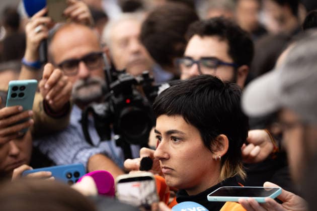 October 2, 2026, Madrid, Madrid, SPAIN: The spokeswoman for the Tenants Union, ALICIA DEL RIO, on the outskirts of the Congress of Deputies while the session is being held to approve or reject the Maricarmen decrees that intervene in the housing market. The Union maintains a camp with more than 1,200 stores in Puerta del Sol after an investment fund evicted the 87-year-old woman to put the apartment she paid for 70 years for tourist rental. Madrid SPAIN  - ZUMAl221 20261002_zip_l221_010 Copyright: xIgnacioxLopezxIsasmendix