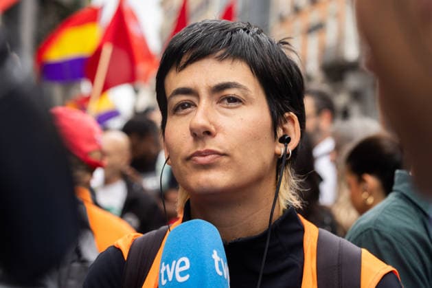 October 2, 2026, Madrid, Madrid, SPAIN: The spokeswoman for the Tenants Union, ALICIA DEL RIO, on the outskirts of the Congress of Deputies while the session is being held to approve or reject the Maricarmen decrees that intervene in the housing market. The Union maintains a camp with more than 1,200 stores in Puerta del Sol after an investment fund evicted the 87-year-old woman to put the apartment she paid for 70 years for tourist rental. Madrid SPAIN  - ZUMAl221 20261002_zip_l221_013 Copyright: xIgnacioxLopezxIsasmendix