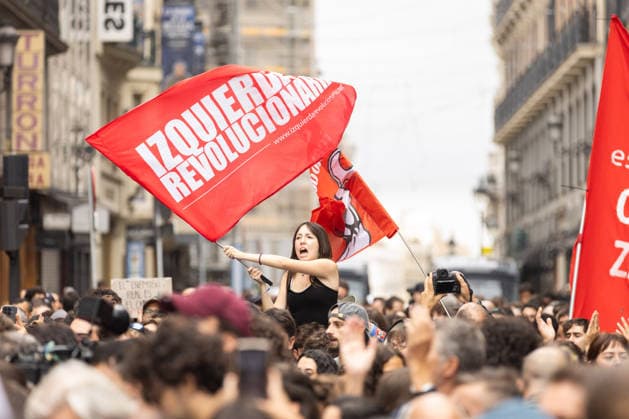 October 2, 2026, Madrid, Madrid, SPAIN: Thousands of people from Madrid gather in front of the Congress of Deputies while the decrees on the protection of the right to housing and against real estate speculation are debated. The right-wing parties (PP, VOX, JUNTS) promise to overthrow the initiatives that were negotiated with the Tenants Union that maintains a camp of 1,200 stores in Puerta del Sol. Madrid SPAIN  - ZUMAl221 20261002_zip_l221_014 Copyright: xIgnacioxLopezxIsasmendix