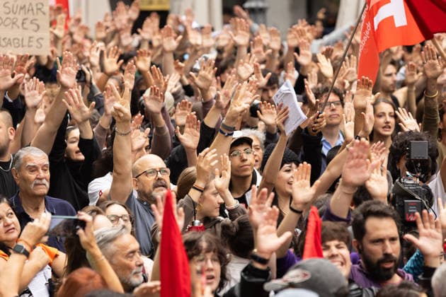October 2, 2026, Madrid, Madrid, SPAIN: Thousands of people from Madrid gather in front of the Congress of Deputies while the decrees on the protection of the right to housing and against real estate speculation are debated. The right-wing parties (PP, VOX, JUNTS) promise to overthrow the initiatives that were negotiated with the Tenants Union that maintains a camp of 1,200 stores in Puerta del Sol. Madrid SPAIN - ZUMAl221 20261002_zip_l221_020 Copyright: xIgnacioxLopezxIsasmendix