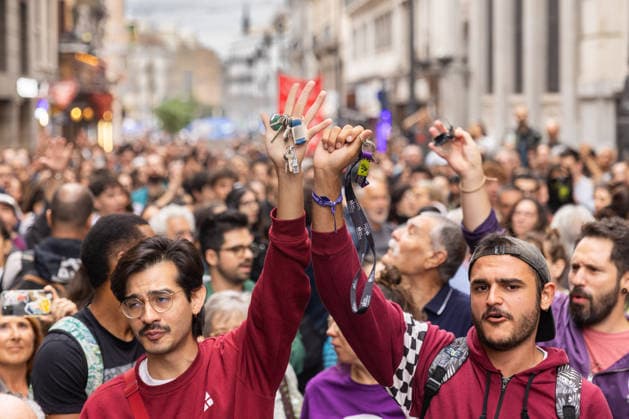 October 2, 2026, Madrid, Madrid, SPAIN: Thousands of people from Madrid gather in front of the Congress of Deputies while the decrees on the protection of the right to housing and against real estate speculation are debated. The right-wing parties (PP, VOX, JUNTS) promise to overthrow the initiatives that were negotiated with the Tenants Union that maintains a camp of 1,200 stores in Puerta del Sol. Madrid SPAIN - ZUMAl221 20261002_zip_l221_008 Copyright: xIgnacioxLopezxIsasmendix