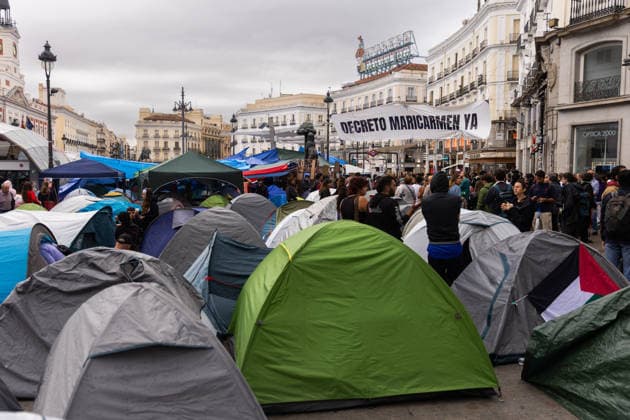 October 2, 2026, Madrid, Madrid, SPAIN: Thousands of people from Madrid gather in front of the Congress of Deputies while the decrees on the protection of the right to housing and against real estate speculation are debated. The right-wing parties (PP, VOX, JUNTS) promise to overthrow the initiatives that were negotiated with the Tenants Union that maintains a camp of 1,200 stores in Puerta del Sol. Madrid SPAIN - ZUMAl221 20261002_zip_l221_003 Copyright: xIgnacioxLopezxIsasmendix