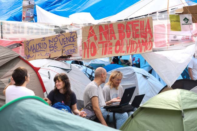 The protest camp in Sol continues while Congress votes on the two housing decrees XXXXX during the housing protest at Puerta del Sol on October 2, 2026, in Madrid, Spain. Dozens of tents remain set up in Puerta del Sol to demand measures that protect the right to housing. Today, Congress is voting on the two housing decrees that the government published this week, although neither will pass due to Junts’ refusal. OCTOBER 2, 2026 Marta FernSpain  Copyright: xMartaxFernandezx 7815128