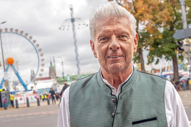 Former Munich Mayor Dieter Reiter in front of the Ferris wheel and the BayernTower, Oktoberfest, Friday at noon, Munich, October 2, 2026 Germany, Munich, October 2, 2026, Munich’s former mayor Dieter Reiter at the south entrance to the Wiesn, in front of the Ferris wheel and the BayernTower, Friday at 1:00 p.m.; Dieter Reiter had been voted out of office as may