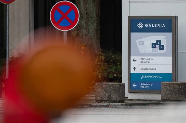 The GALERIA department store chain has filed for bankruptcy for the fourth time; feature, background image, stock photo, construction site barriers, warning lights, at the former Galeria corporate headquarters in Essen, October 2, 2026