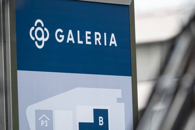 The GALERIA department store chain has filed for bankruptcy for the fourth time; feature, background image, stock photo, construction site barriers, warning lights, at the former Galeria corporate headquarters in Essen, October 2, 2026