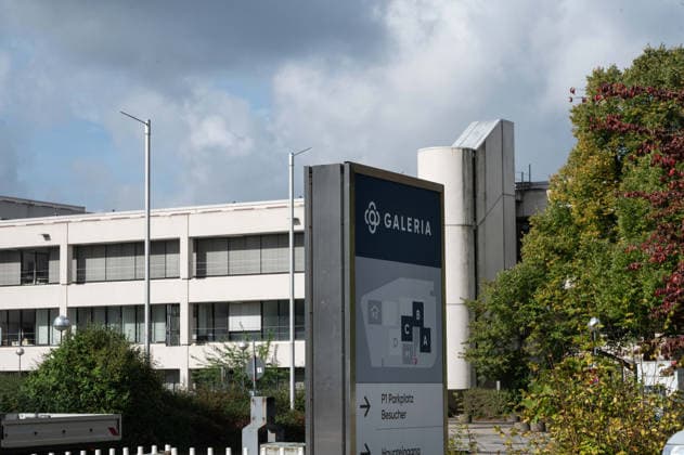 The GALERIA department store chain has filed for bankruptcy for the fourth time; feature, background image, stock photo, construction site barriers, signal lights, at the former Galeria corporate headquarters in Essen, October 2, 2026