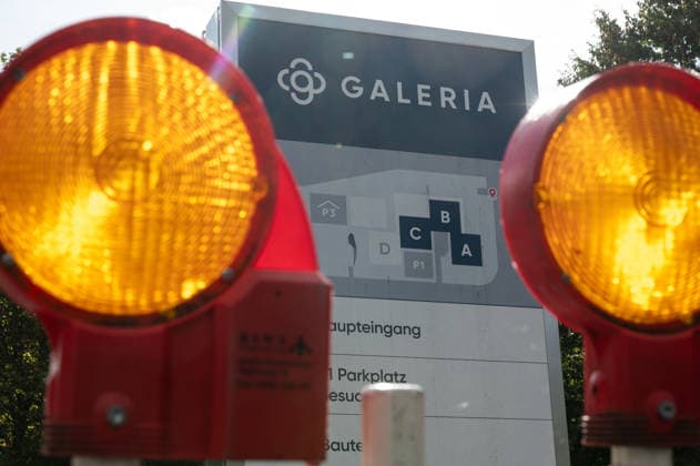 The GALERIA department store chain has filed for bankruptcy for the fourth time; feature, background image, stock photo, construction site barriers, warning lights, at the former Galeria corporate headquarters in Essen, October 2, 2026