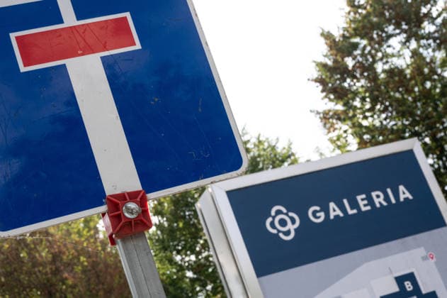 The GALERIA department store chain has filed for bankruptcy for the fourth time; feature, background image, stock photo, construction site barriers, warning lights, at the former Galeria corporate headquarters in Essen, October 2, 2026