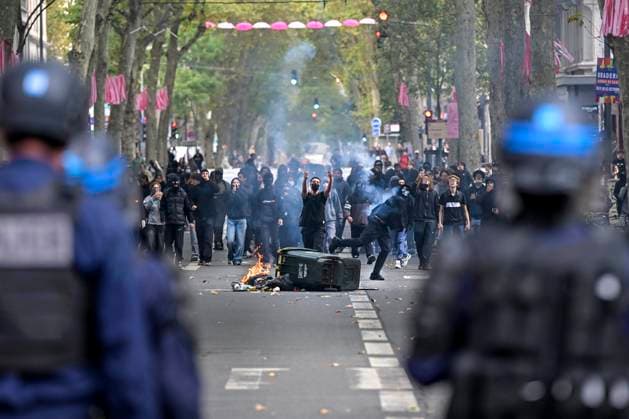 High School Students Protest in Lyon’s 6th District PHOTOPQR LE PROGRES Joël PHILIPPON Lyon 6th District October 2, 2026 High School Students Protest in Lyon’s 6th District Avenue de Saxe High School Students Protest in Lyon’s 6th District near the high school Edouard Herriot France Fires have broken out at several schools in France as students protest by blocking access to educational institutions nationwide over school funding and learning conditions Lyon 6th Arrondissement Rhône Rhône-Alpes France  Copyright: xPHOTOPQR LExPROGRES MAXPPPxJoëlxPHILIPPONx 20261002LPL1378 20261002LPL1378