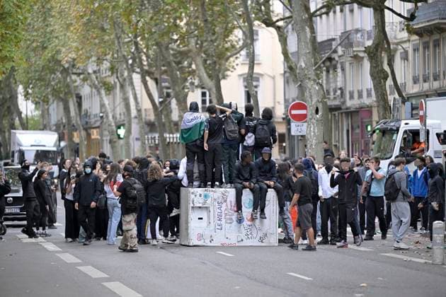 High School Student Protest in Lyon’s 6th Arrondissement PHOTOPQR LE PROGRES Joël PHILIPPON Lyon 6th Arrondissement October 2, 2026 High School Student Protest in Lyon’s 6th Arrondissement Cours Roosevelt blocked by barricades High School Student Protest in Lyon’s 6th arrnear the Edouard Herriot High School France Fires have broken out at several schools in France as students protest by blocking access to educational institutions nationwide over school funding and learning conditions Lyon 6th Arrondissement Rhône Rhône-Alpes France  Copyright: xPHOTOPQR LExPROGRES MAXPPPxJoëlxPHILIPPONx 20261002LPL1381 20261002LPL1381