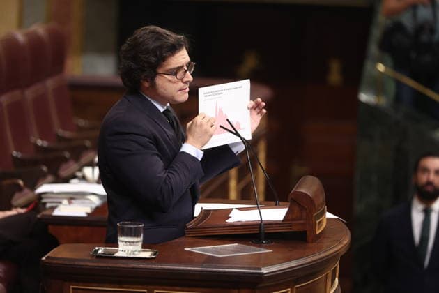 Congress Votes on Housing Decrees Vox Representative José María Figaredo during a plenary session in the Congress of Deputies on October 2, 2026, in Madrid, Spain. Congress is voting today on whether to ratify or repeal the two Royal Decrees on housing issued by the government this week in the Official State Gazette (BOE). Specifically, these are Royal Decree-Law No. 26 of 2026, dated September 29, which adopts urgent measures to protect the social function of housing and expand the supply of affordable housing, and Royal Decree-Law 27 2026, of September 29, adopting urgent measures to strengthen the stability of lease agreements for primary residences. OCTOBER 2, 2026 Madrid, Madrid, Spain Copyright: xEduardoxParrax 7815378