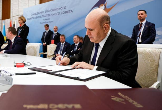 BELARUS, MINSK - OCTOBER 2, 2026: Mikhail Mishustin, Russia s Prime Minister, signs final documents during an expanded meeting of the Eurasian Intergovernmental Council. Dmitry Astakhov POOL TASS  98670173