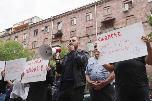 News Bilder des Tages ARMENIA, YEREVAN - OCTOBER 2, 2026: People protest near the building of the Armenian National Security Service. On October 1, an Azerbaijanian soldier shot at and wounded a woman in a leg in Syunik Province. Alexander Patrin TASS  98667959