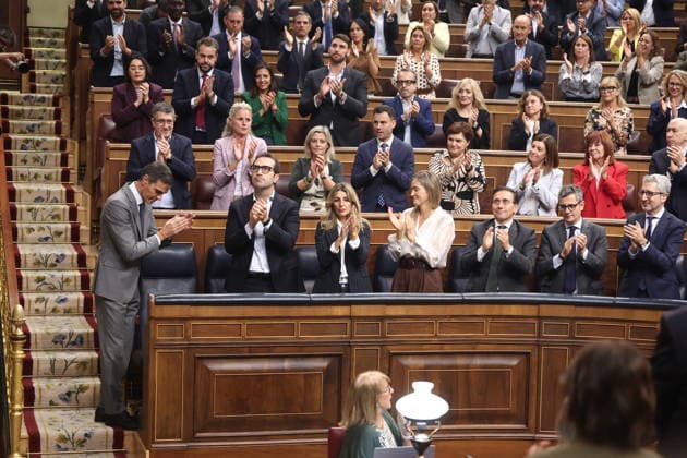Congress Votes on Housing Decrees Prime Minister Pedro Sánchez receives applause from the Socialist bench during a plenary session in the Congress of Deputies on October 2, 2026, in Madrid, Spain. Congress is voting today on whether to ratify or repeal the two Royal Decrees on housing issued by the government this week in the Official State Gazette (BOE). Specifically, these are Royal Decree-Law 26 2026, dated September 29, which adopts urgent measures to protect the social function of housing and expand the supply of affordable housing, and Royal Decree-Law 27 2026, dated September 29, adopting urgent measures to strengthen the stability of lease agreements for primary residences. OCTOBER 2, 2026 Madrid, Madrid, Spain Copyright: xEduardoxParrax 7815441