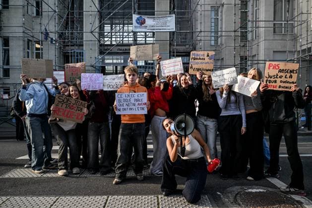 HIGH SCHOOL STUDENTS PROTEST PHOTOPQR OUEST FRANCE Martin ROCHE Caen October 2, 2026 This Friday, October 2, 2026, high school students gathered to block access to the Charles de Gaulle High School in Caen, Calvados, Normandy. The students are protesting against overloaded class schedules, the cell phone policy, the Parcoursup college admissions system, police violence against their classmates, and the government’s lack of funding for the national education system. Photographer: Martin ROCHE, Ouest France, France. Fires have broken out at several schools in France as students protest by blockading educational institutions nationwide over school funding and learning conditions. Caen, FRANCE, France Copyright: xPHOTOPQR OUESTxFRANCE MAXPPPxMartinxROCHEx 20261002OFR1458 20261002OFR1458