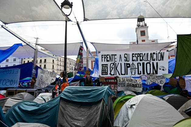October 2, 2026, Madrid, Madrid, SPAIN: People continue to occupy Madrid s Puerta del Sol on the sixth consecutive day of an open-ended protest camp demanding access to affordable housing and denouncing the difficulties faced by residents in the current housing crisis. Protesters remain in the square, where the camp has become a visible symbol of the housing movement in the Spanish capital. Madrid SPAIN  - ZUMAz108 20261002_znp_z108_044 Copyright: xRichardxZubelzux