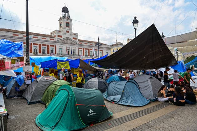 October 2, 2026, Madrid, Madrid, SPAIN: People continue to occupy Madrid s Puerta del Sol on the sixth consecutive day of an open-ended protest camp demanding access to affordable housing and denouncing the difficulties faced by residents in the current housing crisis. Protesters remain in the square, where the camp has become a visible symbol of the housing movement in the Spanish capital. Madrid SPAIN  - ZUMAz108 20261002_znp_z108_045 Copyright: xRichardxZubelzux