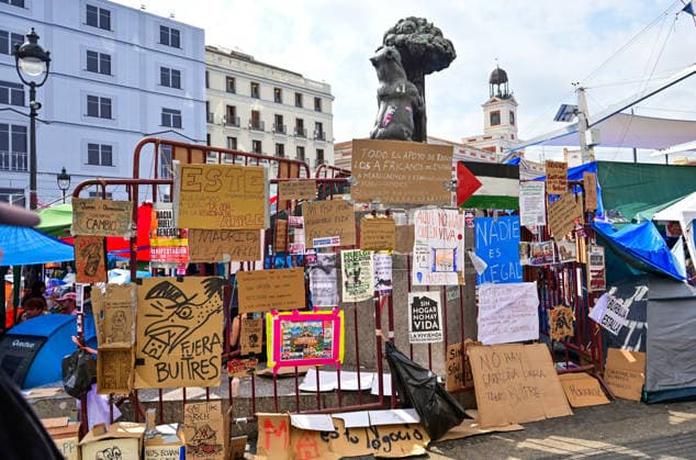 October 2, 2026, Madrid, Madrid, SPAIN: People continue to occupy Madrid s Puerta del Sol on the sixth consecutive day of an open-ended protest camp demanding access to affordable housing and denouncing the difficulties faced by residents in the current housing crisis. Protesters remain in the square, where the camp has become a visible symbol of the housing movement in the Spanish capital. Madrid SPAIN - ZUMAz108 20261002_znp_z108_050 Copyright: xRichardxZubelzux